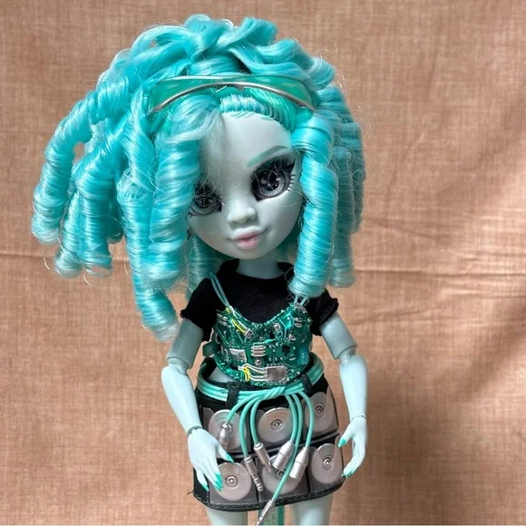 Rainbow High Shadow High Berrie Skies Blue Fashion Doll. Fashionable Outfit - Picture 6 of 6